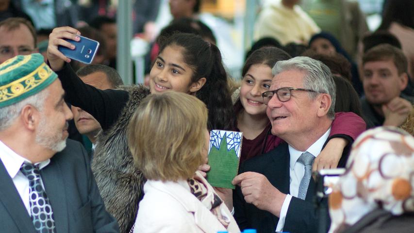 Bei einem der größten politischen Streitpunkte der Gegenwart, der Aufnahme von Flüchtlingen und anderen Migranten, setzte sich Joachim Gauck von Angela Merkels "Wir schaffen das!" etwas ab. "Wir wollen helfen. Unser Herz ist weit", sagte er bei einer Rede im Sep­tember 2015, "doch unsere Möglich­keiten sind endlich."