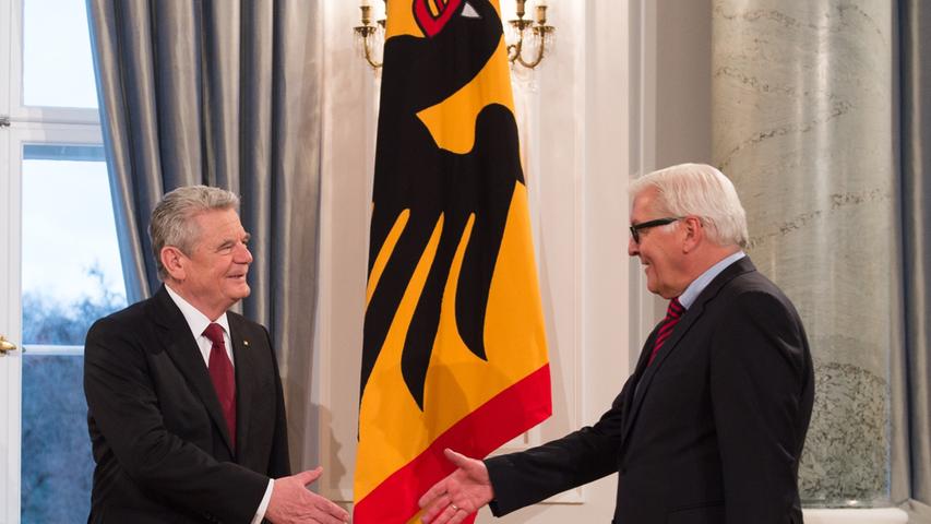 Mit Frank-Wal­ter Steinmeier als nächstem Staatsoberhaupt zeigte er sich über­aus zufrieden. Er bezeichnete den Außenminister als erfahrenen "homo politicus" und sagte: "Sie sehen einen Präsidenten mit einem Lächeln im Gesicht."
