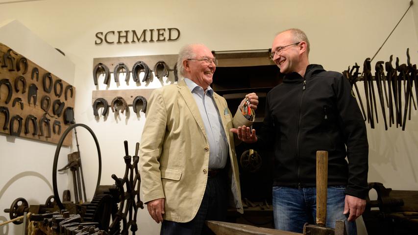 Stabwechsel im Heimatmuseum Höchstadt: Sebastian Schmidt (links), 38 Jahre lang Leiter des Heimatmuseums Höchstadt, übergibt die Schlüssel an seinen Nachfolger Christian Plätzer.