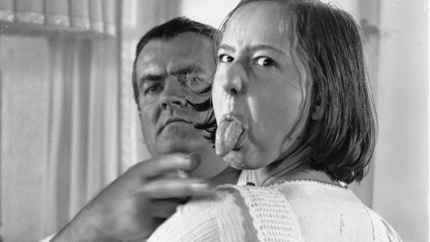 Nur mit Trotzreaktionen können Vater Schroth (Gerhard Olschewski) und seine debile Tochter Marga (Susanne Lothar) die Anpöbeleien der Nachbarn ertragen. Eine Szene aus dem Film 