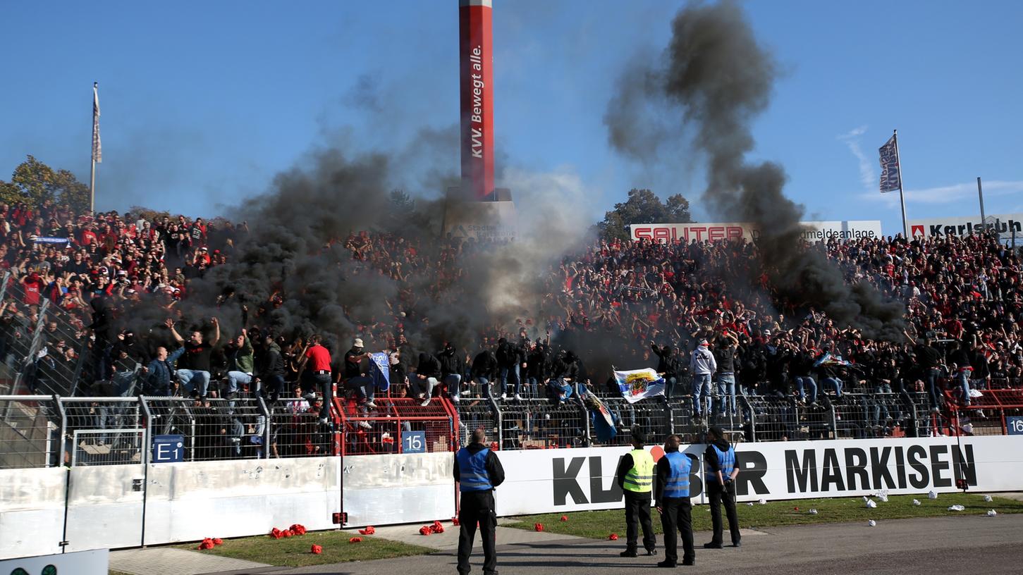 Das wird teuer: Nürnberger Ultras sorgten im Vorjahr in Karlsruhe um ein Haar für einen Spielabbruch.