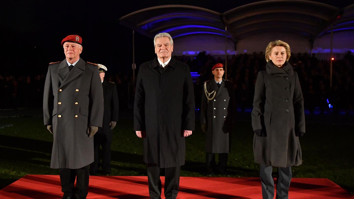 Time to say goodbye: Bundespräsident Joachim Gauck wird beim Großen Zapfenstreich am Schloss Bellevue verabschiedet.