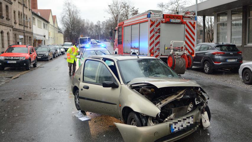 Crash an Ausfahrt in Fürth: Zwei Verletzte