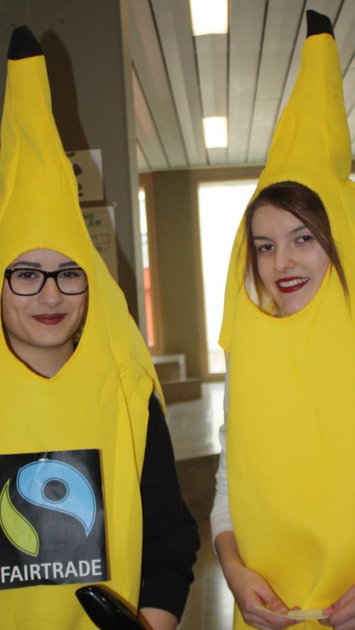 Fair Trade war das Thema der 11. Klasse. Beim Informationstag der Wirtschaftsschule in Gunzenhausen erläuterten Meena Mizami links) und Sophie Luff als Bananen verkleidet den Unterschied zwischen erkömmlicher und Fairtrade-Banane.