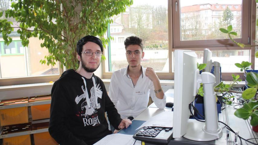 Im Kundencenter der Firma HeWa (Heimwerker-Artikel)informierten beim Informationstag der Wirtschaftsschule in Gunzenhausen Marcel Eigner (links) und Alaa Abdulkarim.
