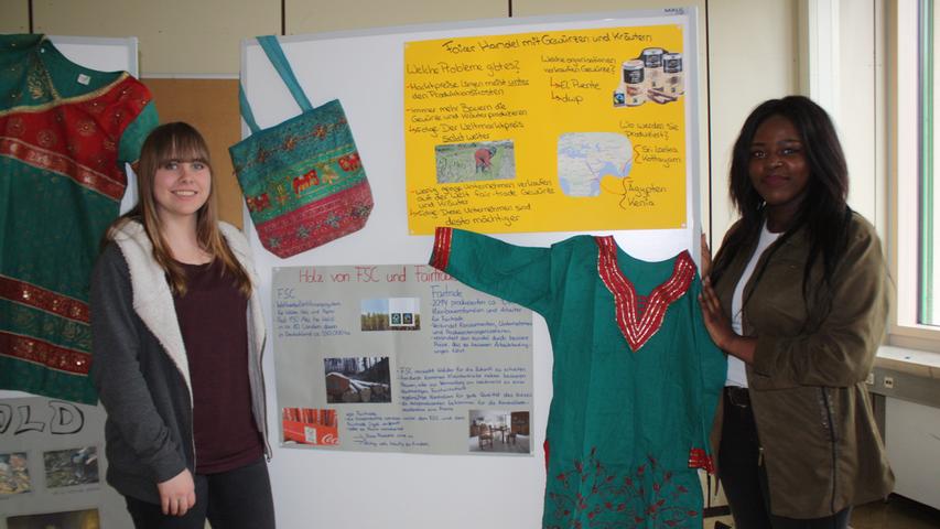Mit fairem Handel beschäftigten sich auch Rebecca Kolb (10a, links) und Maryse Mbola-Yutela (10b)ihm Rahmen ihres Projektunterrichts. Die Plakate, die sie beim Infotag der Wirtschaftsschule präsentierten, fassen die Ergebnisse zusammen.