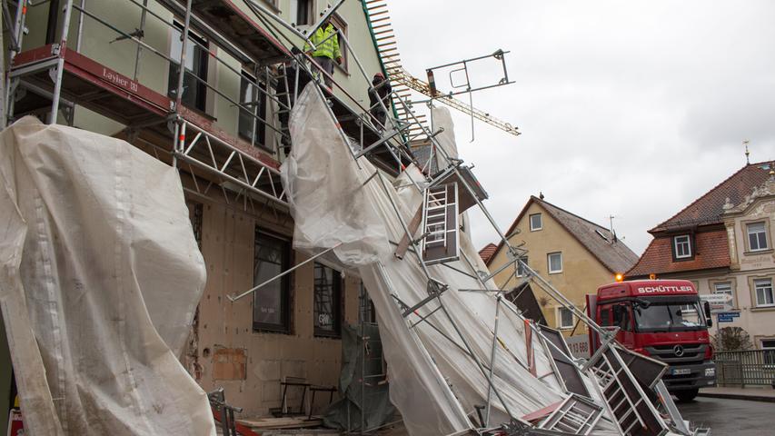 Sturmböe wütet in Wilhermsdorf: Baugerüst stürzt ein