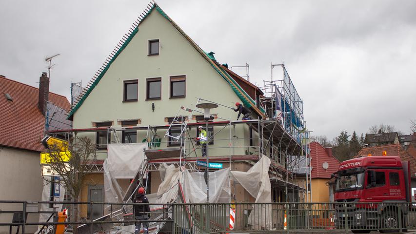 Sturmböe wütet in Wilhermsdorf: Baugerüst stürzt ein