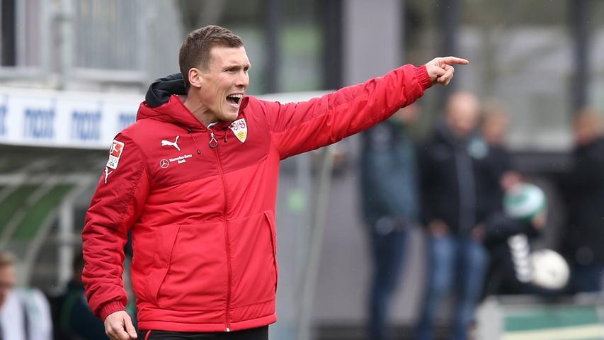 VfB-Coach Hannes Wolf gab die Richtung vor - und seine entschlossen stürmenden Schützlinge folgten ihrem Trainer. Doch die Fürther Abwehrfestung bekam keinen Treffer ab.