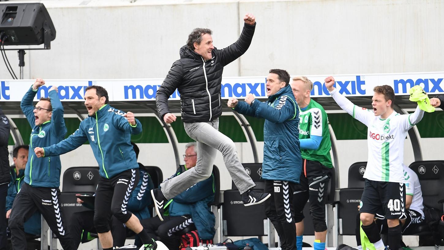 "Wir sind nicht so gut ins Spiel gekommen", sagt Kleeblatt-Coach Janos Radoki. Beim Abpfiff kam Fürths Trainer dafür dann richtig hoch in die Luft.