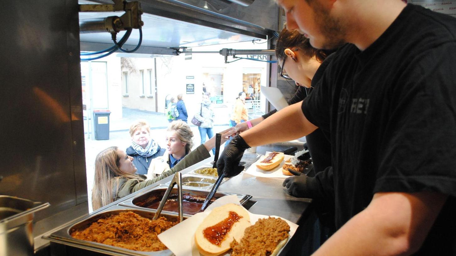 Schwabach: Food Truck Fans trotzen kaltem Wind