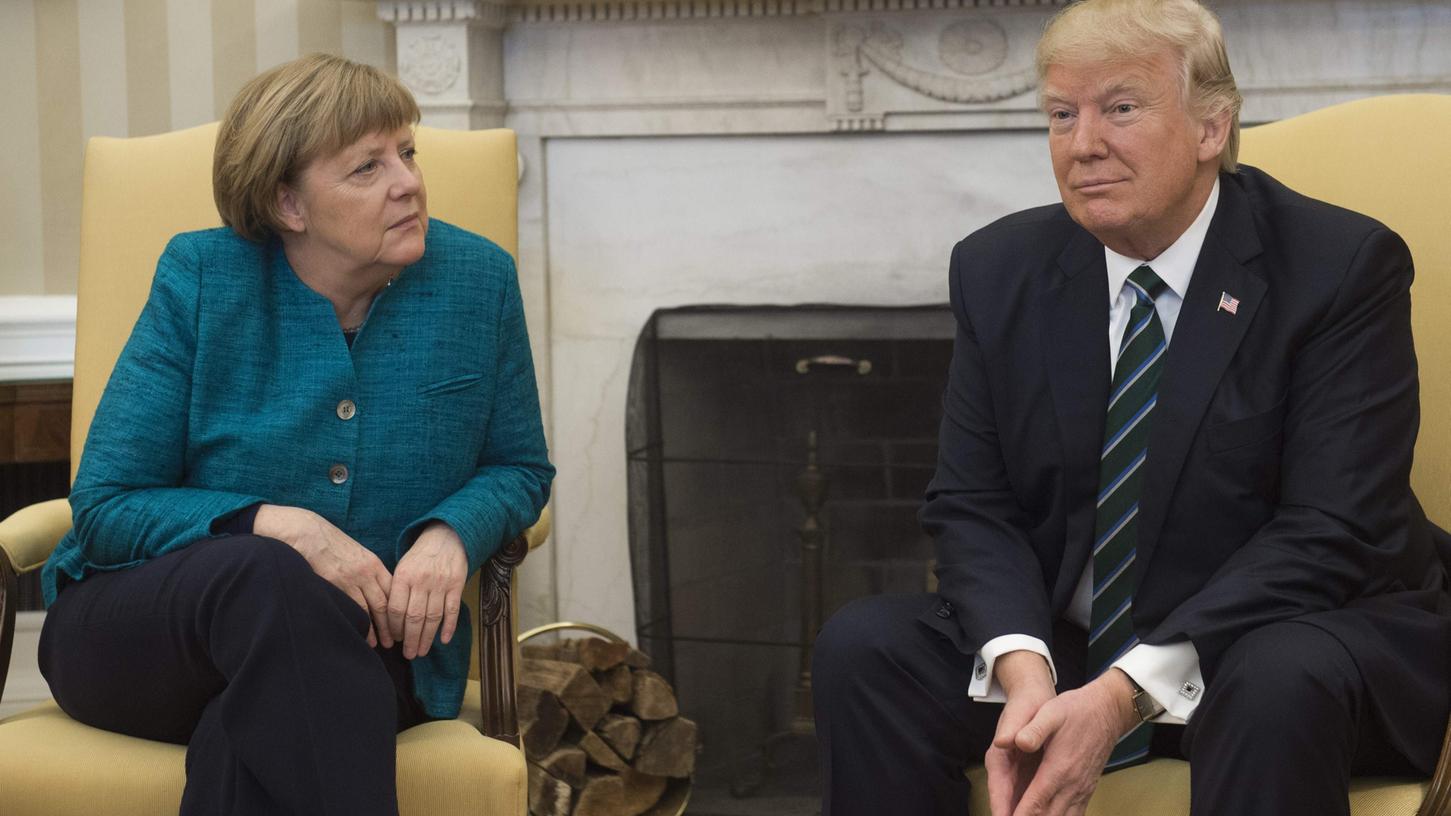 Ein unangenehmer Moment für Angela Merkel: Sie fragt Donald Trump nach einem Handschlag, der reagiert aber einfach nicht.