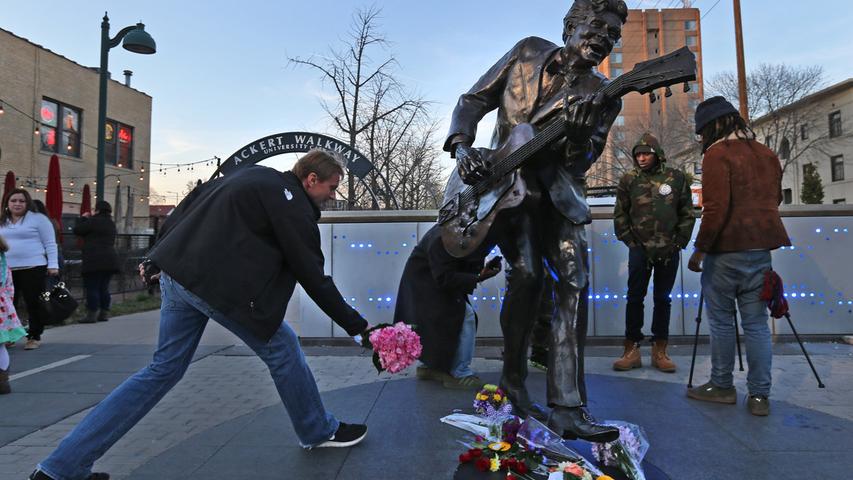 Am Samstag verstarb die Rock'n'Roll-Legende im Alter von 90 Jahren. Vor einem Denkmal in St. Louis legten Fans Blumen nieder.