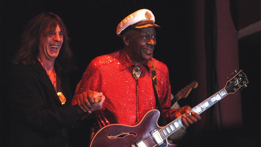 2008 war Chuck Berry dann erneut in Nürnberg zu Gast. Im Löwensaal absolvierte er einen seiner legendären Auftritte. Mit auf der Bühne: der fränkische Konzertveranstalter Peter Harasim.
