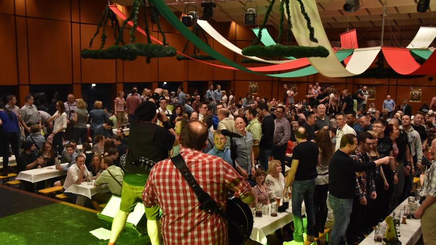 Atemlos auf den Tischen: Zirndorf feiert beim Starkbierfest
