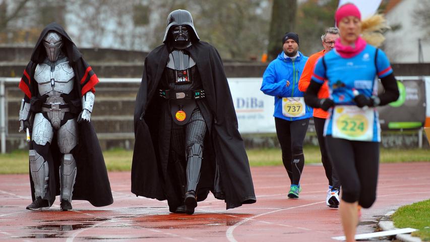 Marathon zum Welt-Down-Syndrom-Tag: Darth Vader joggt durch Fürth