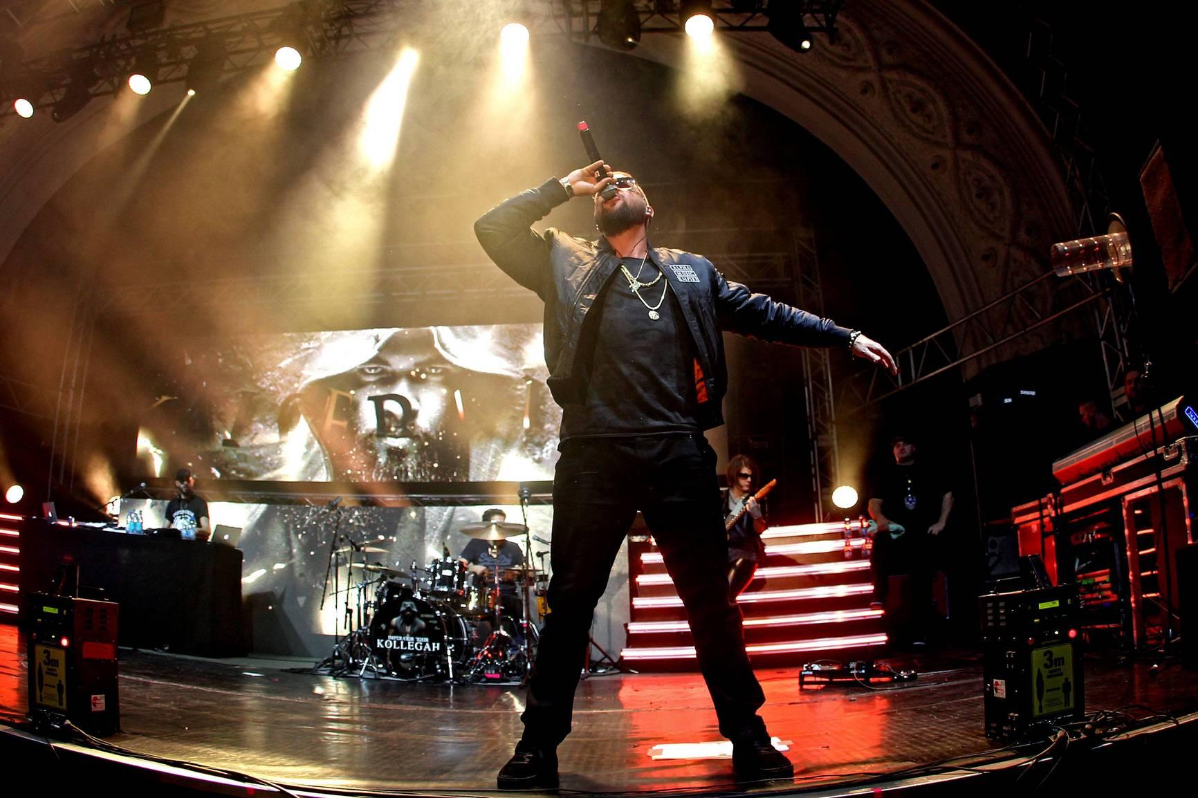 Konzert In Leipzig Rapper Kollegah Boxt Fan Ins Gesicht