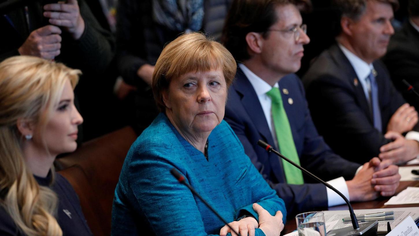 Ist das nicht Klaus Rosenfeld rechts von Angela Merkel?