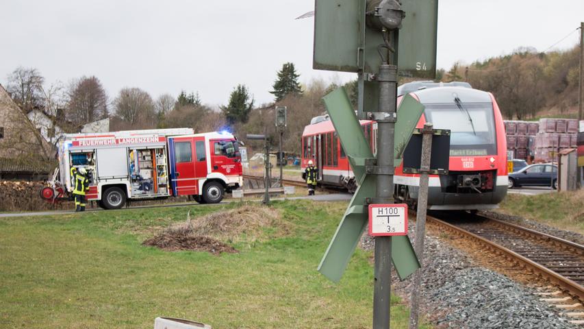 Schock An der Bleiche: Regionalbahn erfasst VW Sharan in Langenzenn