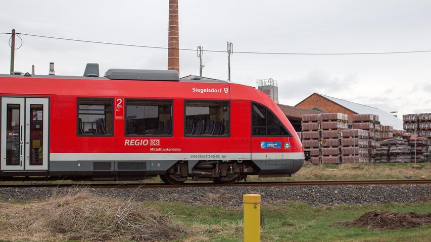 Schock An der Bleiche: Regionalbahn erfasst VW Sharan in Langenzenn