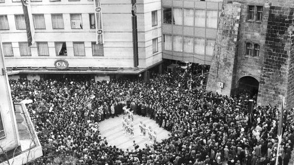 Der Andrang am Weißen Turm zur Eröffnung der U-Bahn-Strecke nach Langwasser ist 1978 enorm. Zur Feier des Tages tanzen Mädchen, das Freibier fließt in Strömen.