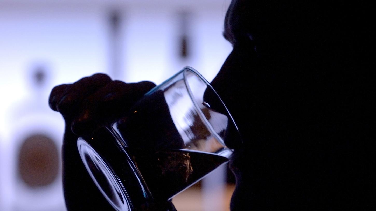 Nach Angaben der DAK zeigen rund 650.000 Arbeitnehmer einen riskanten Alkoholkonsum – das ist jeder elfte Beschäftigte.