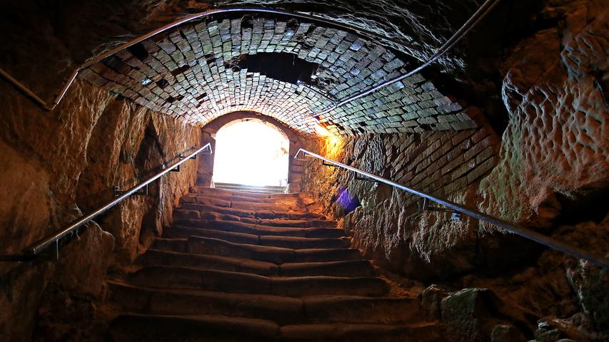 1698 wurde der Kellerberg erstmals erwähnt. Private Hausbrauer und Brauereien legten Keller um Keller an. 26 Eingänge gibt es zu dem unterirdischen Labyrinth.