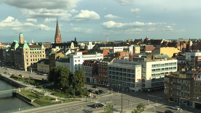 Wer nach Südschweden reist, startet häufig hier, in Malmö. Denn die meisten Fluglinien steuern das nahegelegene dänische Kopenhagen an. Von dort geht es per Schnellbahn weiter.