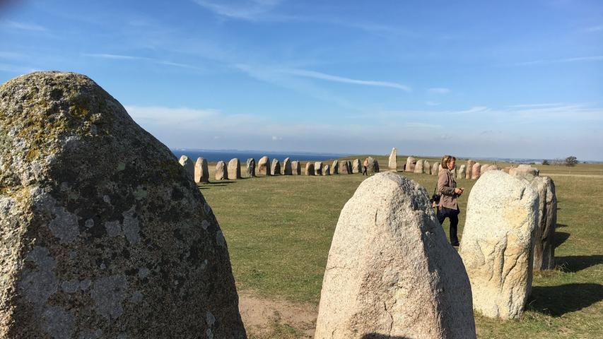 Wie im englischen Stonehenge sind sich auch beim schwedischen Ales Stenar die Forscher nicht einig, welchem Zweck es gedient haben könnte, ob es ein Grabmal war, eine astronomische Uhr darstellt oder einen religiösen Ort bildete