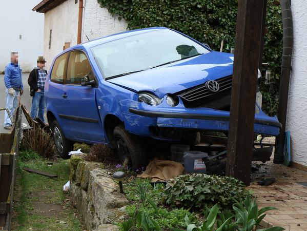 Neuhaus: Autofahrer hinterließ Spur der Verwüstung
