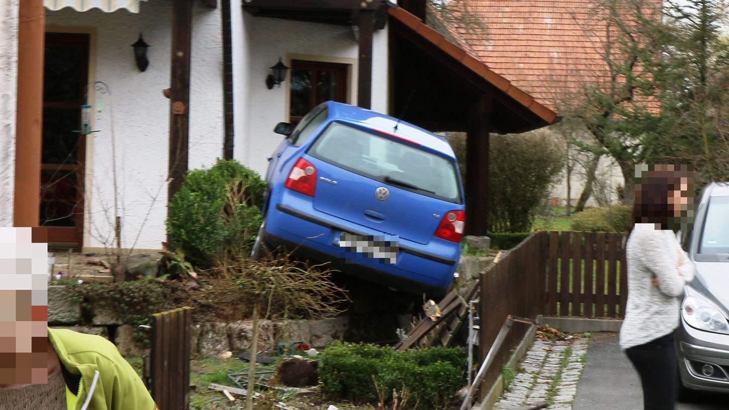 Neuhaus: Autofahrer hinterließ Spur der Verwüstung