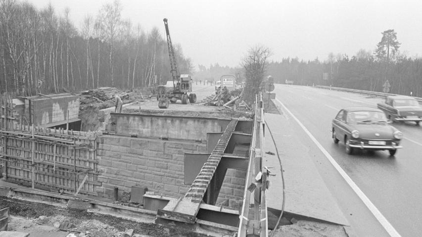 Das ist die kritische Engstelle: weil die Brücke bei der Abfahrt Fischbach verbreitert wird, muß die Autobahn München - Bayreuth gesperrt werden. Das Nadelöhr ist nur einspurig zu befahren. Hier geht es zum Artikel vom 23. März 1967: Autolawine rollt an