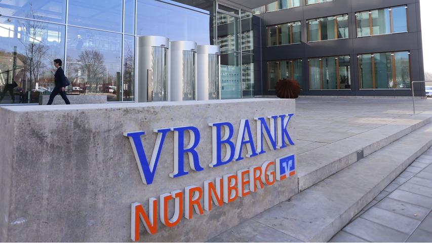 Die VR Bank Nürnberg mit ihrem Neubau beim Wöhrder See: Die Straßenbahn hält praktisch vor der Tür, da macht ein Zuschuss zum VGN-Ticket Sinn.