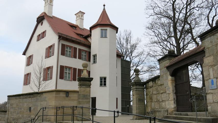 Das Weiße Schloss in Heroldsberg ist nach umfänglichen Sanierungsarbeiten der Öffentlichkeit wieder zugänglich gemacht. Sollte man sich anschauen, wenn es geöffnet hat.