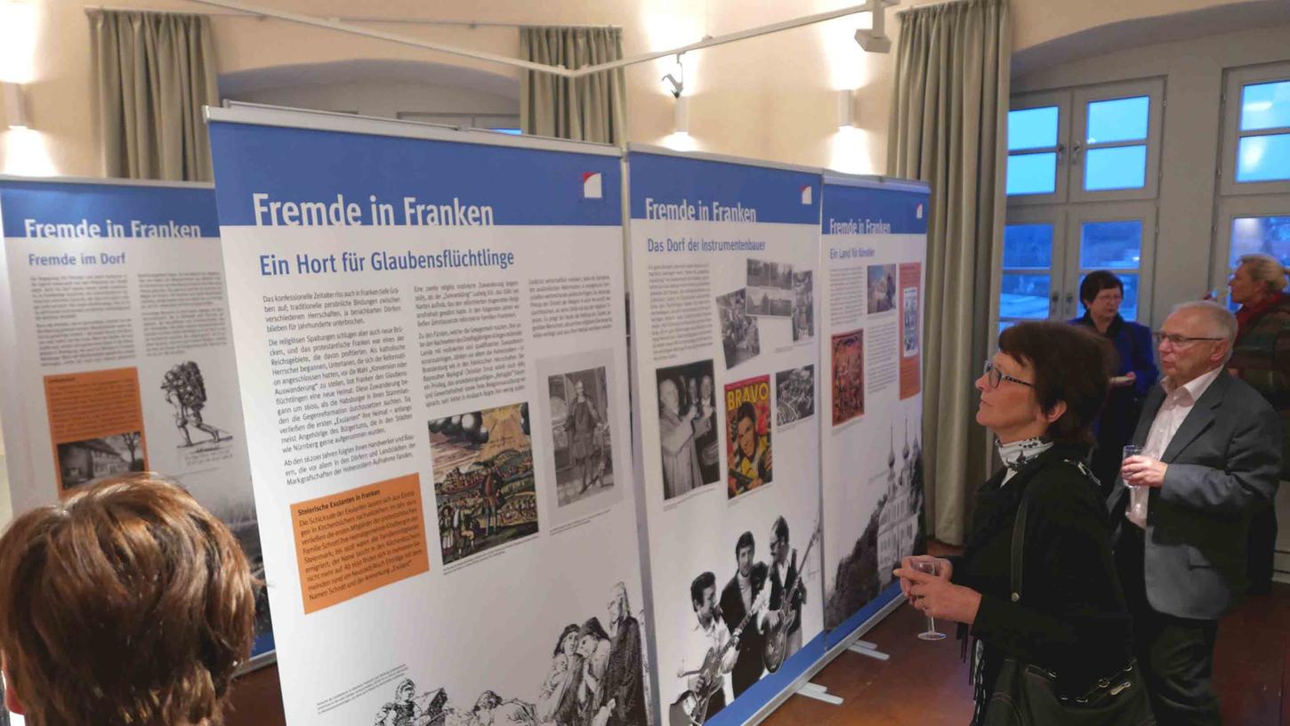 Die Ausstellung „Fremde in Franken – Migration und Kulturtransfer“ des Bezirks Mittelfranken stieß bei der Eröffnung im Neustädter „Markgrafgenmuseum“ auf sehr großes Interesse. Die Ausstellung „Fremde in Franken – Migration und Kulturtransfer“ des Bezirks Mittelfranken stieß bei der Eröffnung im Neustädter „Markgrafgenmuseum“ auf sehr großes Interesse.