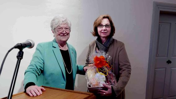 Die Vorsitzende des Geschichts- und Heimatvereins, Carola Kabelitz, würdigte den exzellenten Festvortrag von Bezirksheimatpflegerin Dr. Andrea Kluxen (r.). Die Vorsitzende des Geschichts- und Heimatvereins, Carola Kabelitz, würdigte den exzellenten Festvortrag von Bezirksheimatpflegerin Dr. Andrea Kluxen (r.).