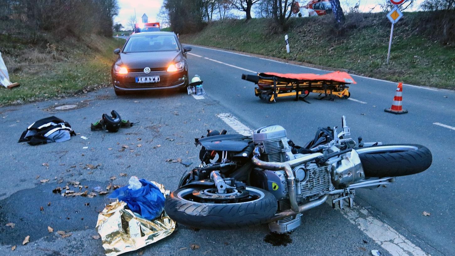 Für einen Biker endete die Ausfahrt am Montag in einem schweren Unfall. Er krachte in einen Traktor, der aus einem Feldweg kam.