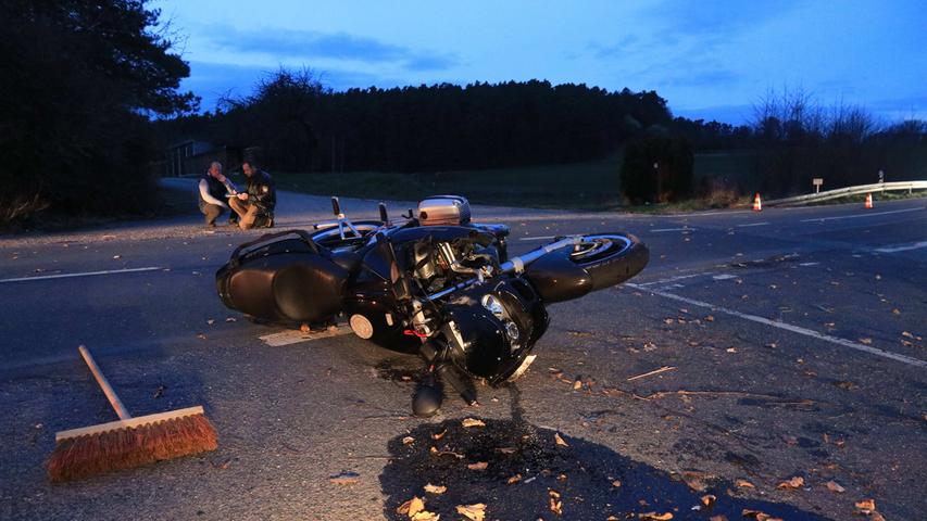Dreiste Unfallflucht: Traktorfahrer lässt schwer verletzten Biker liegen