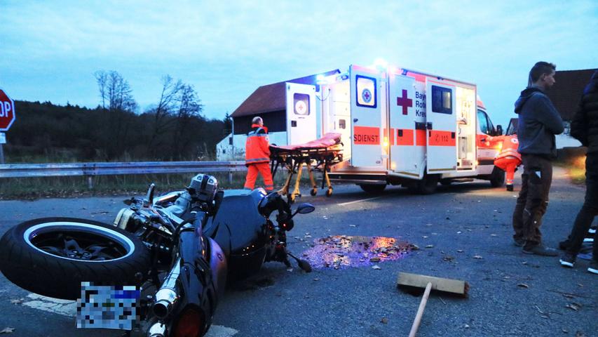 Dreiste Unfallflucht: Traktorfahrer lässt schwer verletzten Biker liegen