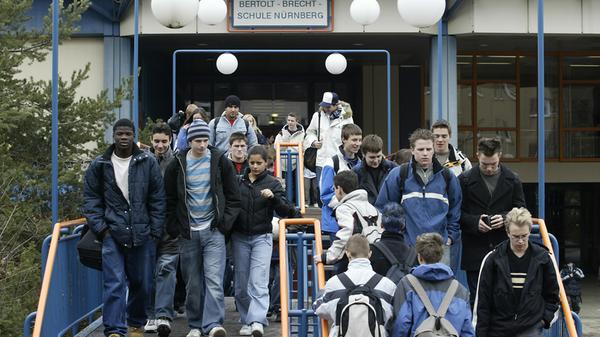 Die Bertolt-Brecht-Schule Nürnberg (BBS) wurde 1975 als Gesamtschule Nürnberg-Langwasser gegründet. Derzeit ist die BBS ein kooperatives Schulzentrum mit offener Ganztagsschule, in dem ein städtisches Gymnasium, eine städtische Realschule und eine staatliche Mittelschule unter einem Dach zusammenarbeiten. Zur Homepage der Bertolt-Brecht-Schule.