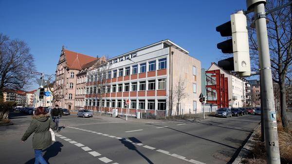 Das Labenwolf-Gymnasium führt sich auf das 1842 eröffnete Portsche Institut zurück, das 1898 mit der Höheren Töchterschule zur "Städtischen Höheren Mädchenschule" vereinigt wurde. 1896/98 wurde in der Labenwolfstraße 10 im Stadtteil Maxfeld ein neues historistisches Schulgebäude erbaut, das 1898 bezogen wurde. Die Schule wurde 1965 nach Pankraz Labenwolf benannt. Das Gymnasium erhielt im Schuljahr 1966/67 einen mathematisch-naturwissenschaftlichen und einen neusprachlichen Zweig. 1967/68 wurde ein musisches Städtisches Gymnasium für Jungen und Mädchen aufgebaut. Zur Homepage des Labenwolf-Gymnasiums.