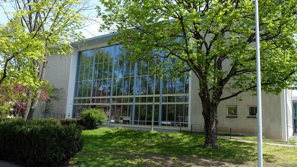 1823 wurde das heutige Sigena-Gymnasium als weiterführende Schule für Mädchen gegründet. Heute ist die Schule in Gibitzenhof ein städtisches mathematisch-naturwissenschaftliches, neusprachliches und sozialwissenschaftliches Gymnasium für Jungen und Mädchen. Zur Homepage des Sigena-Gymnasiums.