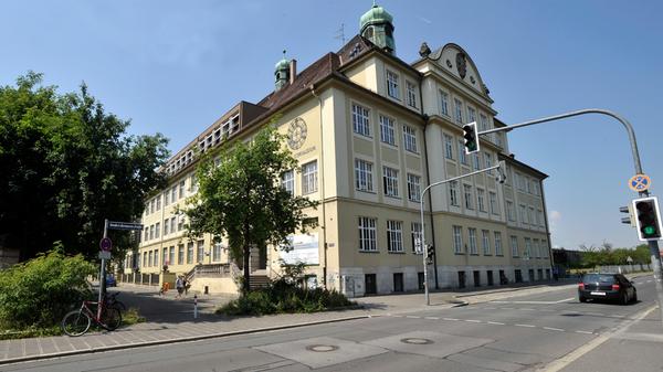 Die Schule wurde 1833 als Gewerbeschule gegründet und 1933 in "Düreroberrealschule" umbenannt. 1937 erfolgte der Umzug aus dem bisherigen Schulgebäude, dem heutigen Bauhof der Stadt Nürnberg, in das jetzige Gebäude an der Sielstraße 17 in Gostenhof. Im August 1965 erhielt die Schule ihren heutigen Namen, aus der Dürer-Oberrealschule wurde das staatliche Dürer-Gymnasium. Die Schule war zunächst eine reine Jungenschule, bis im Schuljahr 1972/73 die ersten Mädchen aufgenommen wurden. Zur Homepage des Dürer-Gymnasiums.
