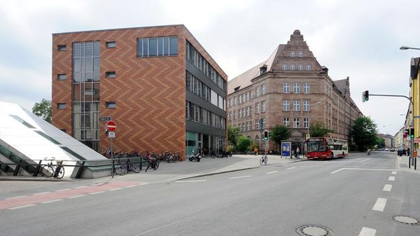 Das staatliche Hans-Sachs-Gymnasium (HSG) wurde 1903 als königliche Kreis-Realschule II gegründet. Es befindet sich unweit der Altstadt im Stadtteil Maxfeld. Eine besondere Stellung gegenüber benachbarten Gymnasien hat das HSG durch seinen bilingualen Zweig, in dem einzelne Fächer wie Geschichte oder Erdkunde auf Englisch unterrichtet werden. Zur Homepage des Hans-Sachs-Gymnasiums.