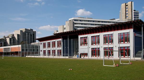 Das Martin-Behaim-Gymnasium ist ein staatliches naturwissenschaftlich-technologisches und sprachliches Gymnasium im Nürnberger Stadtteil Gleißhammer. Die Bildungsstätte wurde 1918 gegründet. 1978 begann die ehemalige reine Jungenschule mit der Aufnahme von Mädchen in den Unterricht. Zur Homepage des Martin-Behaim-Gymnasiums.