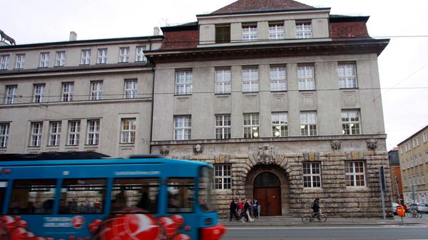 Das Melanchthon-Gymnasium Nürnberg ist ein staatliches humanistisches Gymnasium im Stadtteil Gärten bei Wöhrd. Es ist eine der letzten Schulen in Bayern, die ausschließlich den humanistischen Zweig, sprich Latein als erste, Englisch als zweite und Altgriechisch als dritte Fremdsprache anbietet. Gegründet wurde die Schule im Jahr 1526. Zur Homepage des Melanchthon-Gymnasiums.