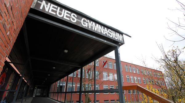 Das Neue Gymnasium Nürnberg (NGN) ist ein staatliches humanistisches und sprachliches Gymnasium und wurde 1889 gegründet. Der 1959 bezogene Neubau liegt im Stadtteil Gleißhammer. Zur Homepage des Neuen Gymnasiums Nürnberg. Mit dem "AbiBac" können die Schüler neben dem Abitur auch den französischen Abschluss, das Baccalauréat, machen. Gefördert wird auch die musikalische Bildung, das NGN soll einen musikalischen Zweig bekommen.