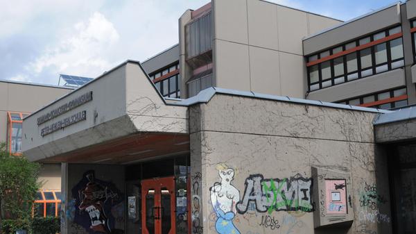 Das Sigmund-Schuckert-Gymnasium ist ein staatliches Gymnasium im Stadtteil Röthenbach bei Schweinau mit naturwissenschaftlich-technologischem und sprachlichem Zweig und wurde 1973 gegründet. Das Gymnasium ist zusammen mit der Peter-Henlein-Realschule im Schulzentrum Südwest untergebracht. Zur Homepage des Sigmund-Schuckert-Gymnasiums.