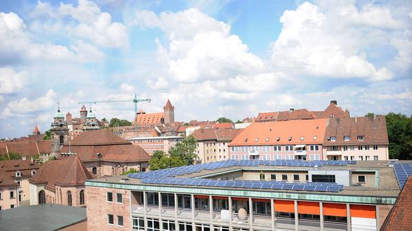 Die staatliche Bildungsstätte im Stadtteil Sebald wurde 1864 gegründet. Im Jahr 1965 wurde sie in Willstätter-Gymnasium umbenannt, Mädchen waren fortan auch offiziell zum Schulbesuch zugelassen. Das Gymnasium setzt seine Schwerpunkte auf sprachliche und naturwissenschaftlich-technologische Inhalte. Zur Homepage des Willstätter-Gymnasiums.