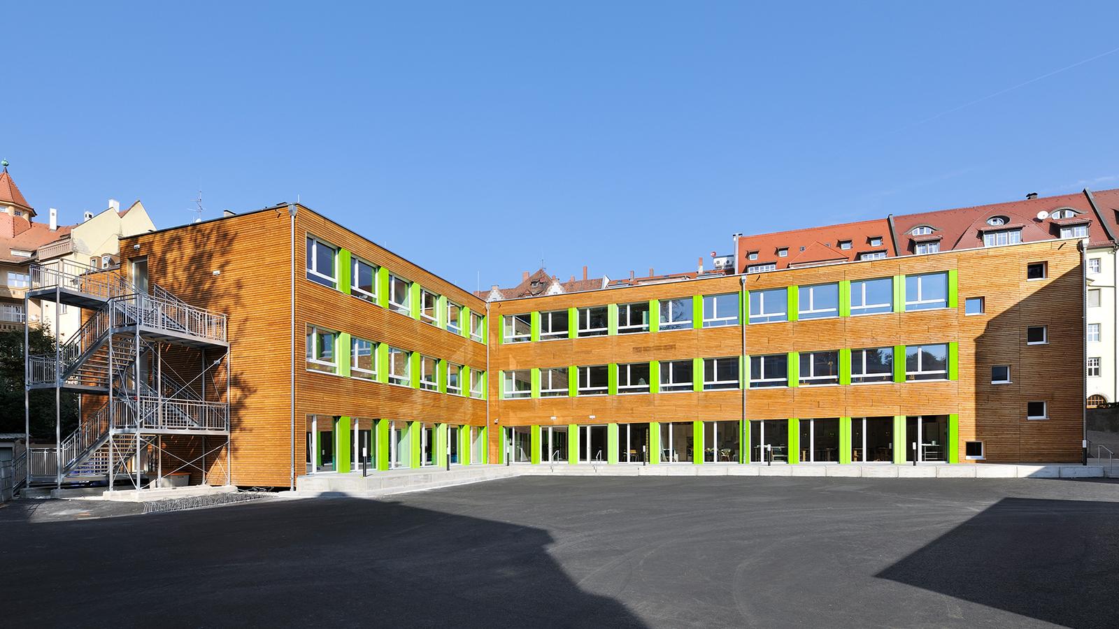 Die Maria-Ward-Schule in Wöhrd ist eine staatlich anerkannte Privatschule in der Trägerschaft der Erzdiözese Bamberg und steht auch nichtkatholischen Schülerinnen offen. Die Schule vereint Gymnasium, Realschule und Grundschule. Zur Homepage des Maria-Ward-Gymnasiums.